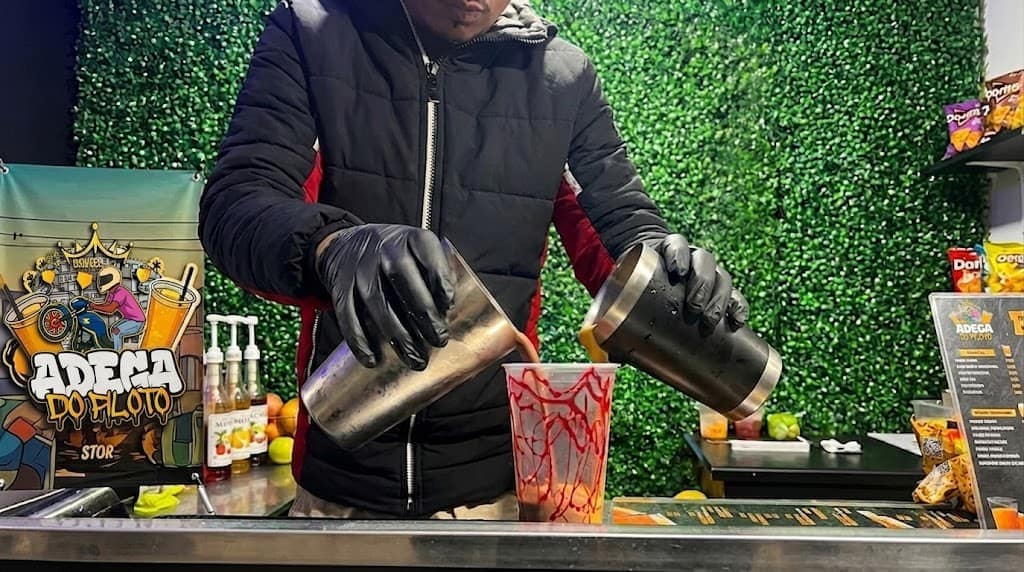 Adega do Piloto preparando drinks